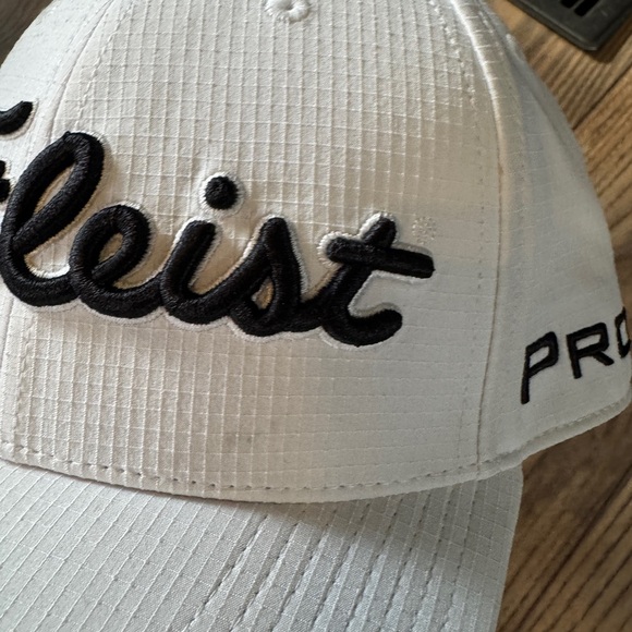 Titleist Pro V1 Hat - fitted XL - White - few marks - great deal. - Picture 2 of 5